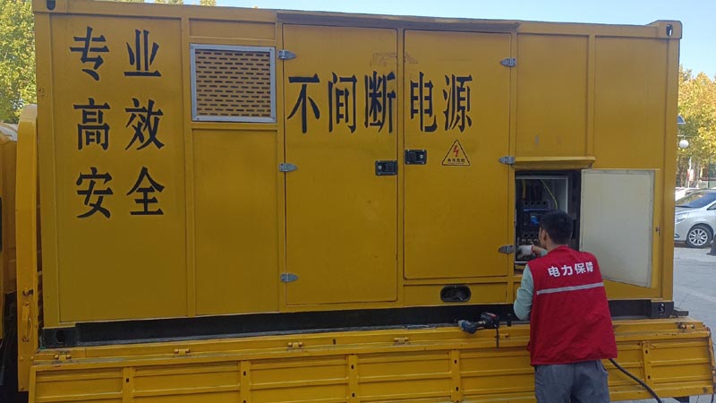 巴楚柴油发电机组和UPS电源配合使用时，如何避免切换过程中的电力中断？